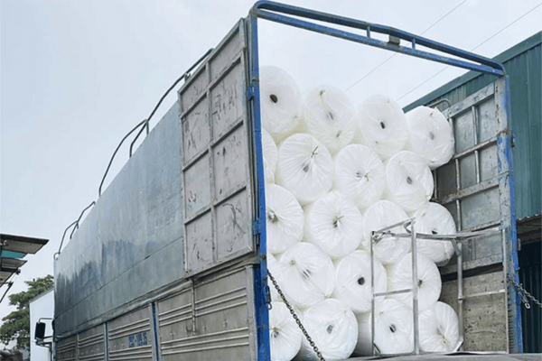 Xốp PE foam tuy nhẹ nhưng lại chiếm nhiều không gian do kích thước lớn và cồng kềnh.