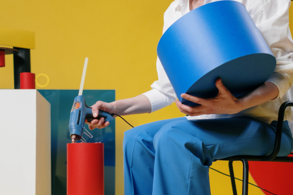Dùng keo nến để gắn kết các mô hình lại với nhau