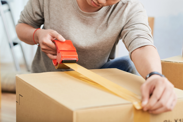 Sử dụng cắt băng dính giúp việc dán miệng thùng carton dễ dàng, nhanh chóng hơn