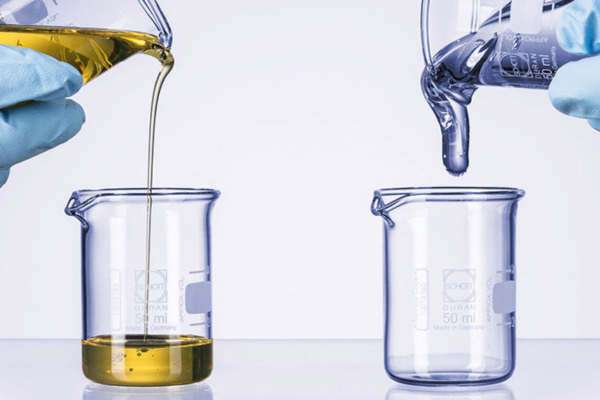 So sánh hai dòng chất lỏng: một dòng chất lỏng có độ nhớt thấp và một dòng chất lỏng đặc (độ nhớt cao).