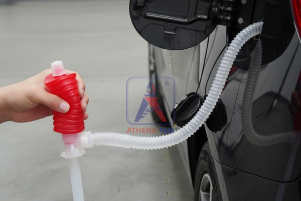 Sử dụng bơm tay hóa chất để bơm xăng trong xe ô tô